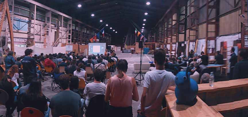 visiteur au superlundi en ete dans la halle artilect